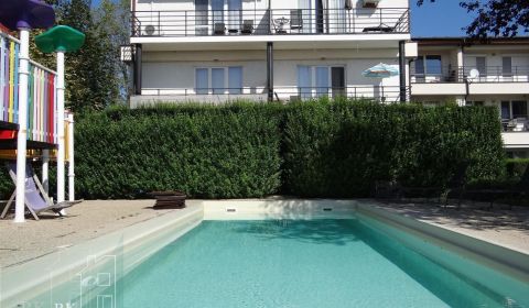 NA PREDAJ - 2 izbový veľký celoročne obývateľný apartmán s terasou, vl