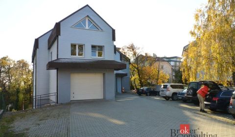 Pet-friendly podkrovný 3i byt s terasou a parkovaním-Koliba
