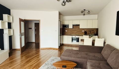 Na prenájom kompletne zariadený 2i byt, parkovanie v garáži,  Botanika