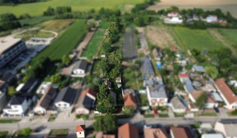 Pozemok so starším rodinným domom s veľkou záhradou, 2.428 m2