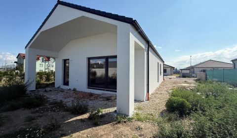 Krásny 4 izbový RD bungalov 101,65 m2 na pozemku 531 m2, Senec