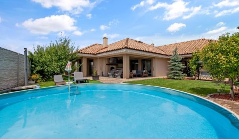 Predaj 5 izbový dom, 180 m2 + 667 m2, 2x garáž, bazén 