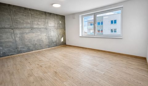 3-izb byt 88,3m2 v štandarde vrátane kuchyne len 15 minút od BA