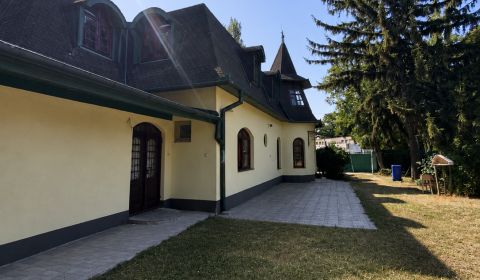 Výnimočný dom s dušou a jedinečnou atmostérou,  vzadu  s jazerom. 