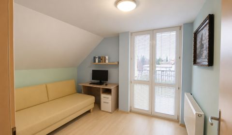 6 - izbový, dvojpodlažný rodinný dom - 200 m², na pozemku 439 m²