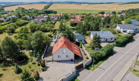 Rodinný dom po rekonštrukcii s upravenou záhradou 1512m2 - Čaradice
