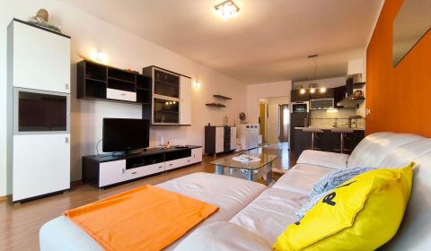 | priestranný | 2i byt s balkónom | parkovaním | Koprivnická