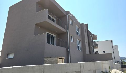 CHORVÁTSKO - Nové apartmány s garážou a skladovým priestorom - VODICE