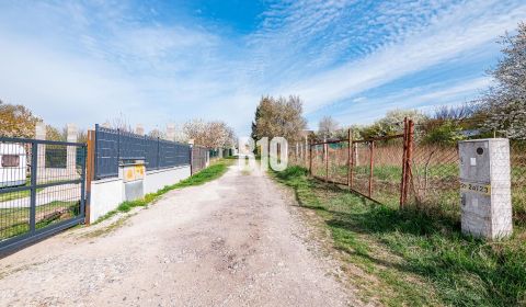 Záhrada/podnikanie?  2.000 m2 pozemok - 3 min. od mesta Nitra