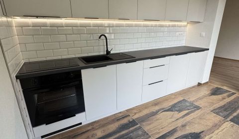 Váš nový, dokonale zrekonštruovaný byt v centre Šiah čaká.
