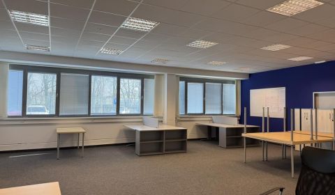 Kancelárske, obchodné a skladové priestory od 14m2 do 500m2 v areáli.
