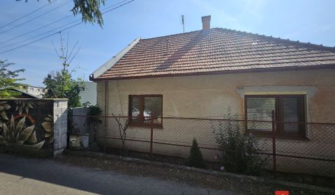 EXKLUZÍVNE NA PREDAJ 2-izbový rodinný dom v širšom centre Nitry s pote
