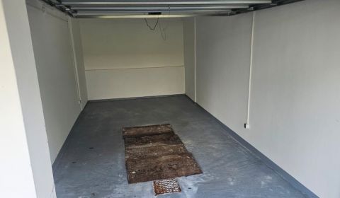 Garáž v radovej zástavbe, Karloveská ul., BA IV - Karlova Ves