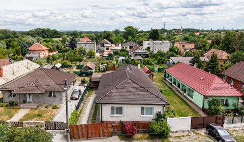 Priestranný 4 izbový rodinný dom po rekonštrukcii - Branč 