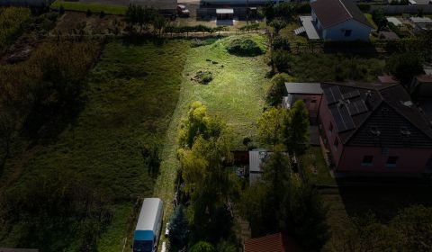 Stavebný pozemok so stavebným povolením - Janíkovce - 729 m2