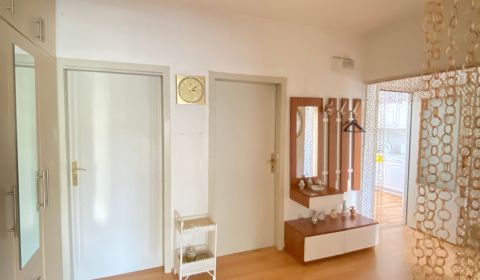 4- izbový byt s halou a lodžiou.