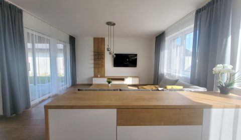 MODERNÝ 4i RD, ZÁHRADKA (400 m2), 2X PARKING, Lúčna ulica, Cífer