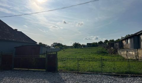 Stavebný pozemok 1 750 m² v centre obce Rumanová