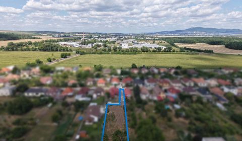 Stavebný pozemok 880 m² + prístupová cesta so sieťami Ivanka pri Nitre