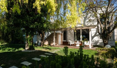 Dom medzi stromami: Nadčasová architektúra v Cabaj-Čápore