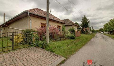 NA PREDAJ: 5-izbový rodinný dom s garážou, dielňou a vínnou pivnicou v