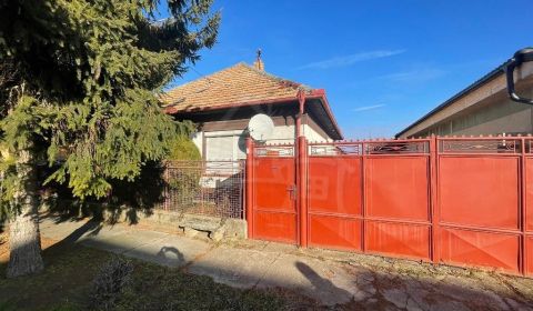 Útulný trojizbový domček vhodný na chalupu v tichej, okrajovej časti T