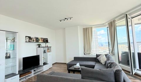 Na prenájom luxusný 3 izb. byt s garážou v Panorama City, Staré Mesto.