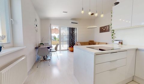Moderný 3-izbový byt s veľkou terasou, garážou a nízkymi mesačnými nák