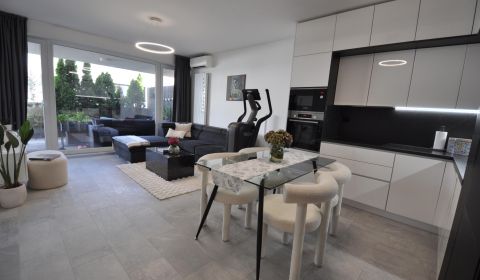 Štýlový 3i byt s unikátnou 116 m² terasou a výhľadom - Koliba