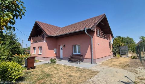 NA PREDAJ 6 izbový poschod. rodinný dom vo výbornej časti mesta Šurany