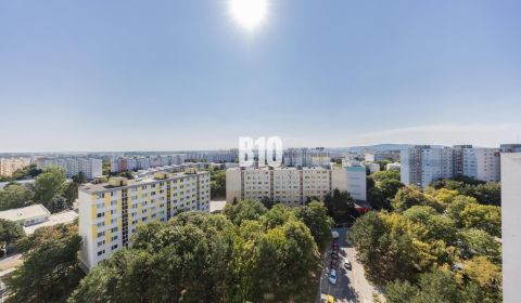 ZREKONŠTROVANÁ 2-garsónka s PANORAMATICKÝM VÝHĽADOM a ELEKTRIČKOU pria