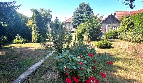 Pokojné miesto pre Vašu rodinu, rodinný domček  na priestranom pozemku