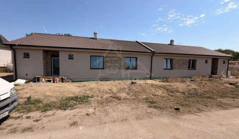 NOVOSTAVBA DVOJDOMU V KOMOČI| BÝVANIE KÚSOK OD RIEKE VÁH | 2 × 4-IZBOV