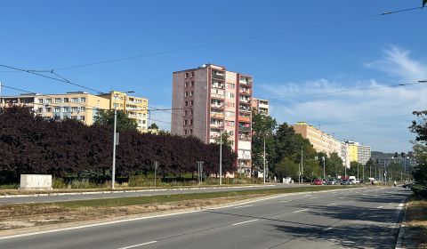 Trieda SNP - 3 izb. byt 55 m2 + loggia. ZARIADENÝ. KÚPOU VOĽNÝ