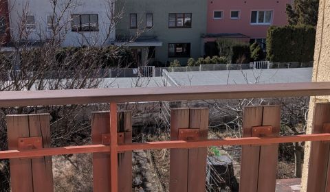 Radový domček na Zobore s výhľadom na mesto, Ružová ulica, garáž