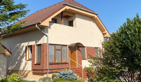 PREDAJ Rodinný dom s veľkým pozemkom, garážou a záhradou