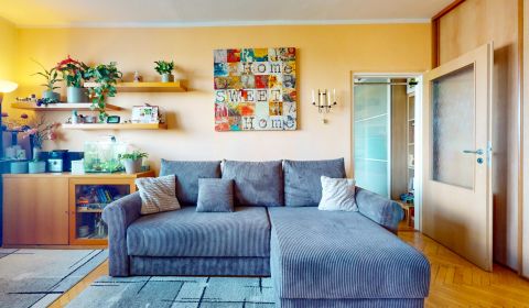 Svetlý 2i byt s drevenou podlahou | Štrkovec | 52 m² | 2 balkóny