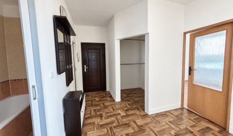 Čiastočne prerobený 3-izbový byt na prenájom, Komárno.