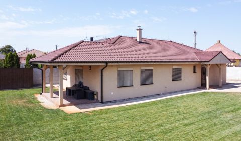 Predaj: Moderný 4-izbový rodinný dom s veľkým pozemkom – Košúty