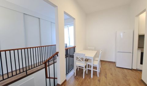 Priestranný 2,5-izbový byt (100 m²) priamo na Námestí sv. Egídia 