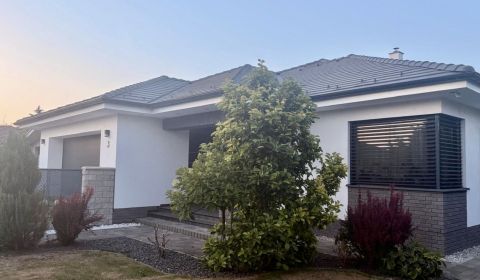 Moderný 4-izbový rodinný dom s dvojgarážou na predaj – Topoľníky