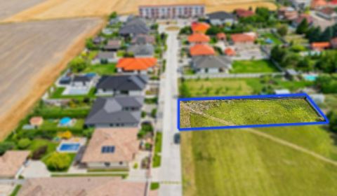 Stavebný pozemok v novej štvrti obce Ohrady – 969 m²