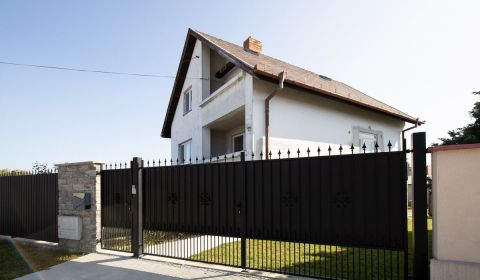 Dvojpodlažný rodinný dom s veľkým pozemkom na predaj v obci Jahodná