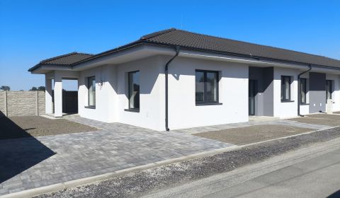 Moderný 4-izbový rodinný dom (dvojdom) v obci Vrakúň