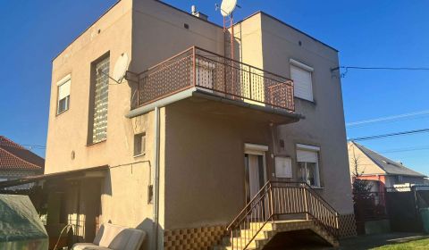 ☎️0918197701 - Na predaj poschodový rodinný dom v pôvodnom stave v obc
