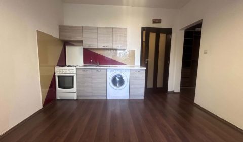☎️0918197701 Na prenájom priestranný a čiastočne  zariadený 1 izbový b