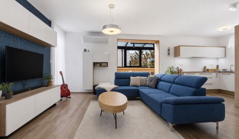 Zariadený 3,5 izbový byt/50m2 terasa/2 parkovacie miesta 