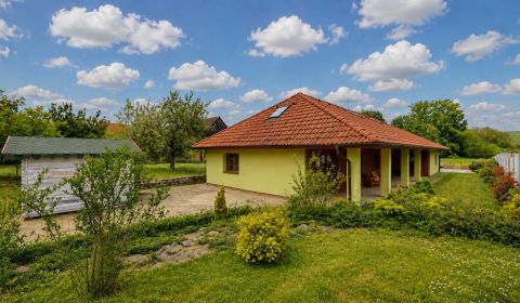 ČARADICE-Priestranný 5izbový dom s veľkou záhradou a pozemkom 1555m2