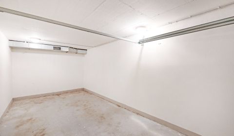 Murovaná garáž s bránou, 22 m2, v bytovm dome, na predaj, Šustekova ul