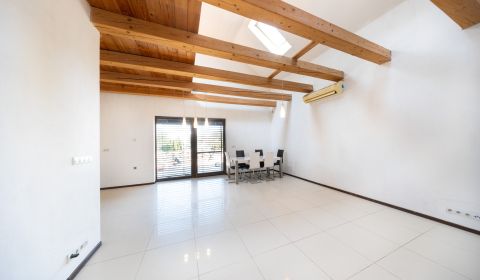 DOM, KTORÝ PONÚKA VIAC – Močenok, Úzka ulica